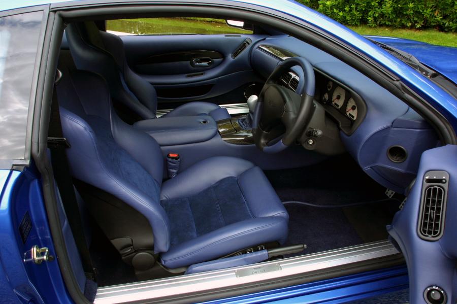 Интерьер Aston Martin DB7 GT 2003 года  (UK) (фото 8 из 24)